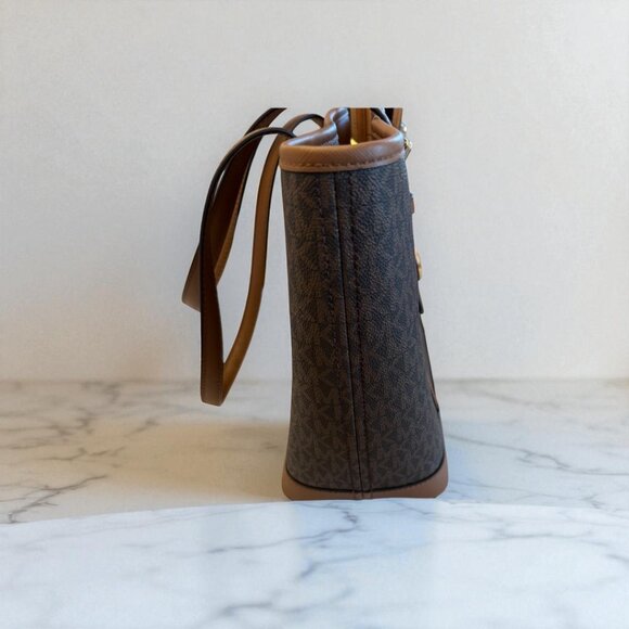 Michael Kors Signature Tote – Iconic Style & Everyday Function - Picture 2 of 5